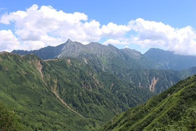 弓折り岳への尾根から見た槍ヶ岳の写真