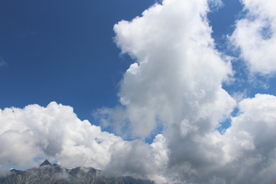 槍ヶ岳に迫る夏雲の写真