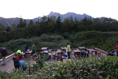 槍ヶ岳が正面に見える4日目の朝の鏡平山荘前の写真