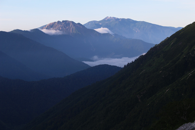 早朝の焼岳と乗鞍岳の写真