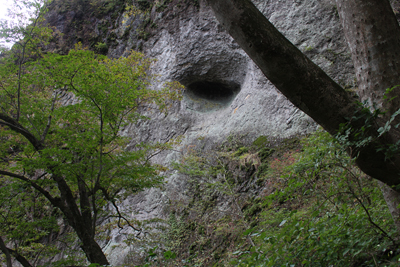 岩壁に浸食で丸い穴が空いている写真