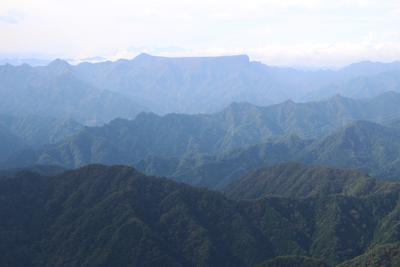 中之岳から見た荒船山の写真