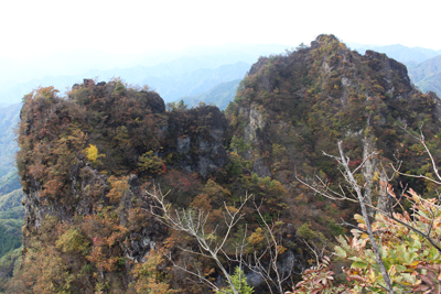 東岳から見た中之岳と金洞山の写真