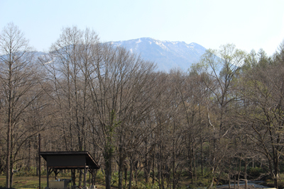 キャンプ場から見た黒姫山の写真