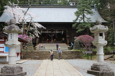 浅間神社の境内を歩いている写真