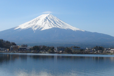 走るバスの中から撮った河口湖と富士山の写真