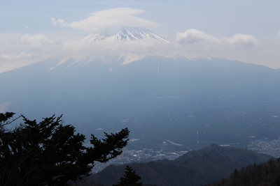 三ツ峠山山頂から見た笠雲をかぶった富士山の写真