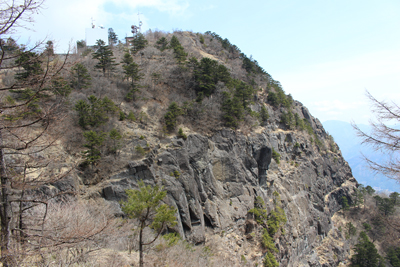 開運山山頂と山頂の下にある屏風岩の写真