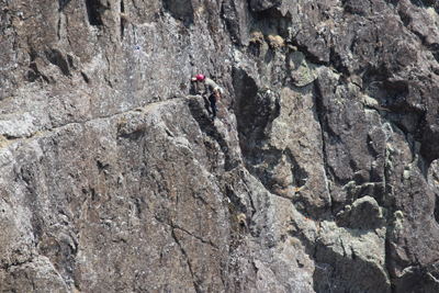 屏風岩を登るクライマーの写真