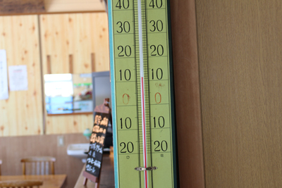 約12℃を指す山の鼻小屋内の温度計の写真