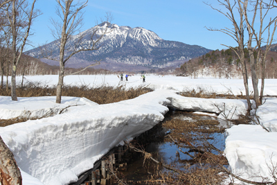 木道の上に2ｍほど積もり、端が木道から大きく張り出している雪の写真