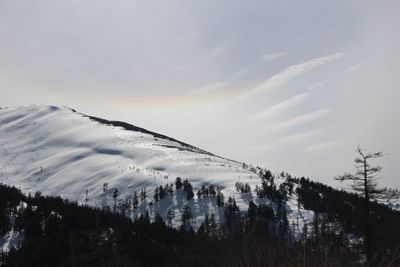 至仏山の横にできた太陽にかかった虹色の暈の写真
