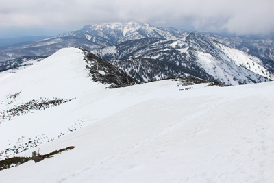これから下山する小至仏山と笠ヶ岳、上州武尊山方面の写真
