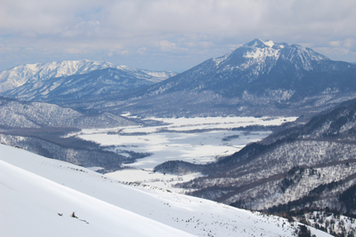 少し角度が変わって見える燧ヶ岳と会津駒ヶ岳方面の写真