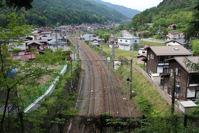 トンネルの上から撮影した奈良井駅方面の中央西線の線路の写真
