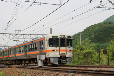 奈良井駅を出発して中津川に向かう電車の写真