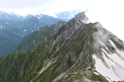 針ノ木岳山頂から見たスバリ岳と赤沢岳方面の写真