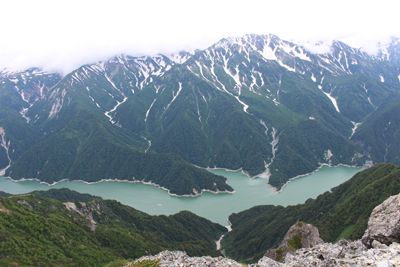 針ノ木岳山頂から見た黒部湖と針ノ木岳の写真
