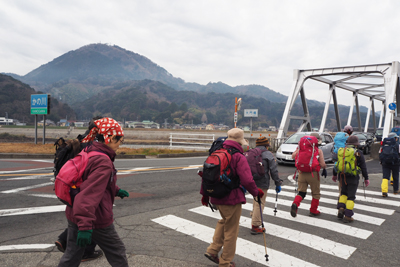 Iさんが撮影した葛城山を左手に見て横断歩道を歩いている写真