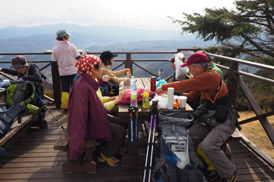Iさんが撮影した葛城山山頂のテラスで昼食中の写真