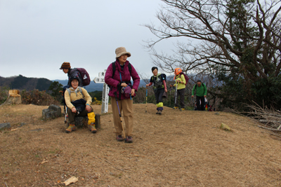 発端丈山に到着したメンバーの写真