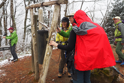 Iさんが撮影した鷹取山の山頂で鐘をたたいている写真