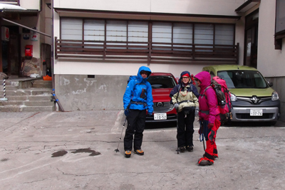 渋ノ湯前で出発を待つメンバーの写真