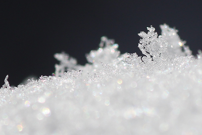 積雪の表面の氷の結晶の写真