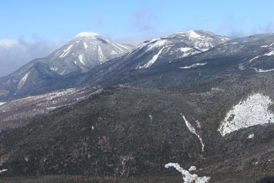 第一展望台から見た蓼科山と北横岳の写真