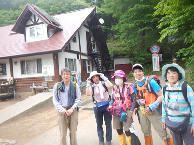 上日川峠に戻って笑顔のメンバーの写真