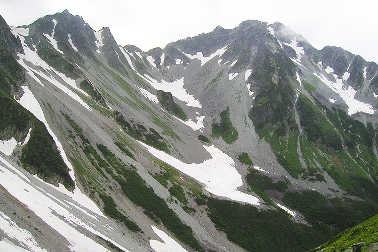 前穂北尾根から見た北穂高岳と涸沢岳の写真