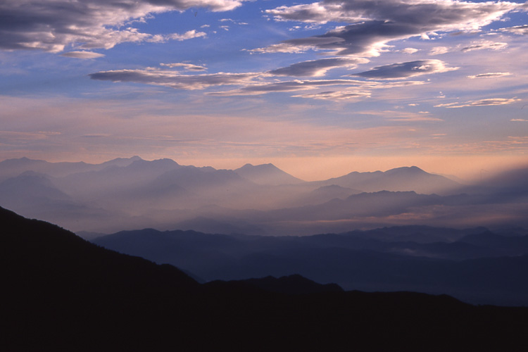 燕岳から見た朝の頸城山群の写真