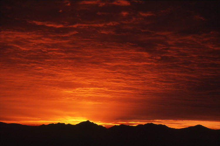 中央アルプスから見た南アルプス方面の朝焼けの写真