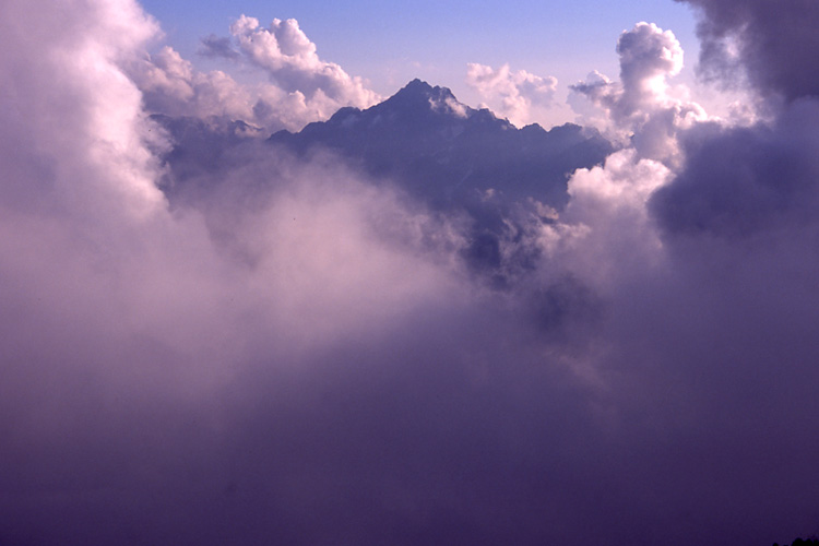 雲間から見えた剣岳の写真