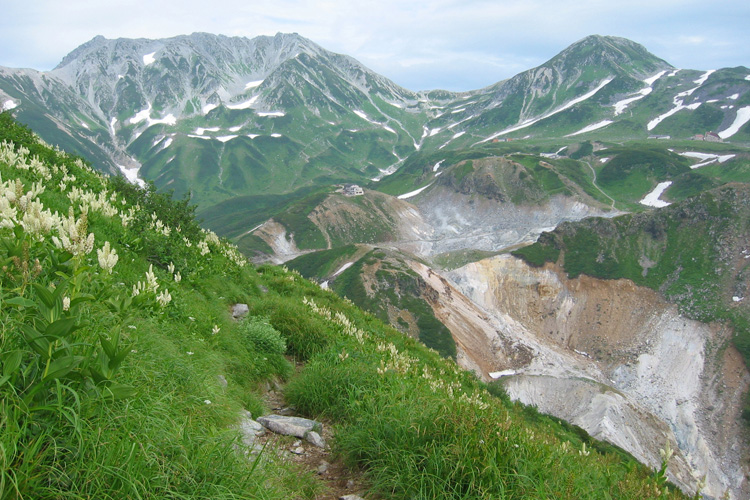 奥大日岳方面から見た立山の写真