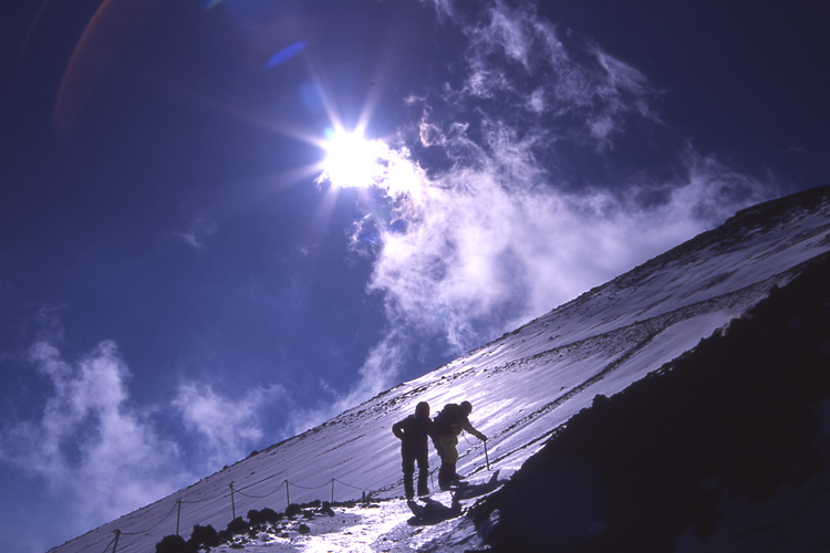 冬富士に登っている写真
