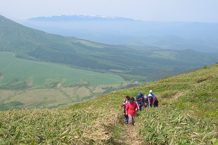 田代山への稜線を歩いている写真