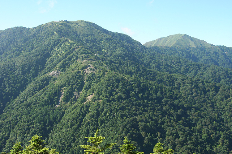 丸笹山から見た剣山と次郎笈の写真
