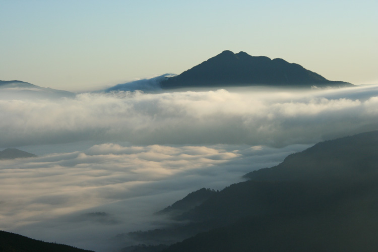 尾瀬ヶ原の雲海に浮かぶ燧ヶ岳の写真