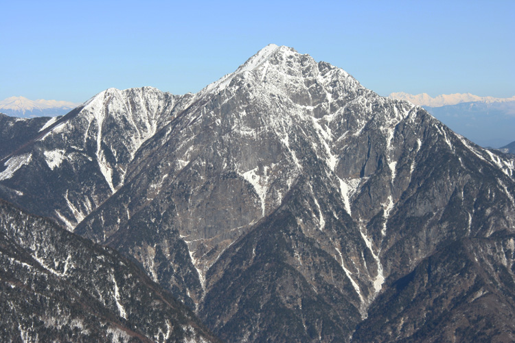地蔵岳から見た冬の甲斐駒ヶ岳の写真