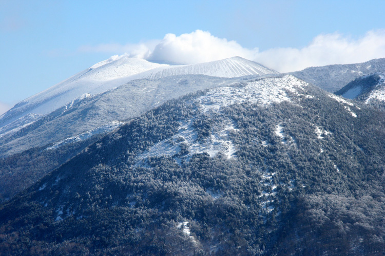 湯ノ丸山から見た冬の浅間山の写真