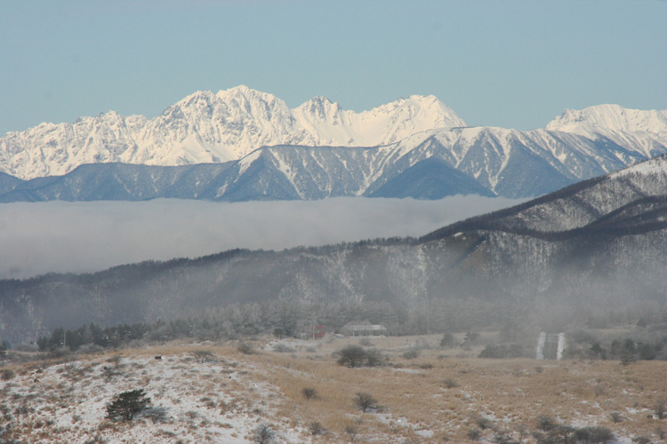 冬の霧ヶ峰から見た穂高連峰の写真
