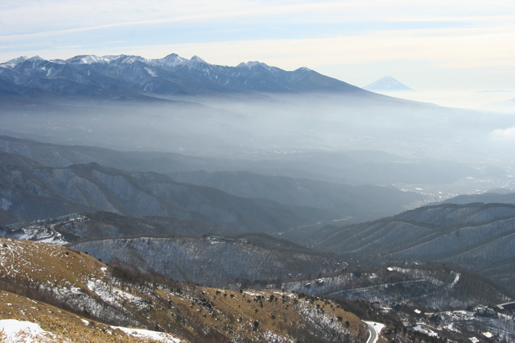 霧ヶ峰から見た八ヶ岳と富士山の写真