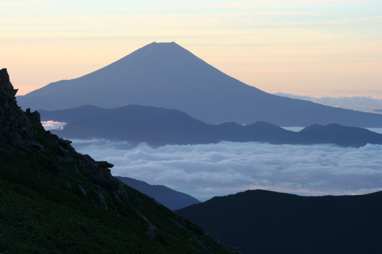 荒川東岳付近から見た朝の富士山の写真