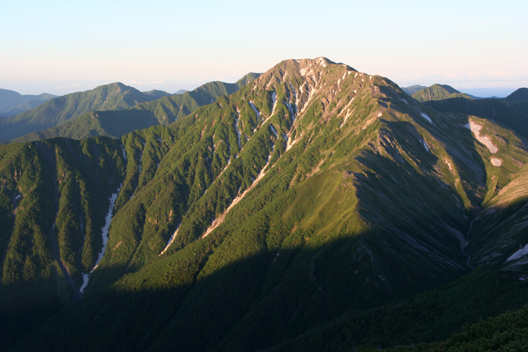 朝の赤石岳の写真