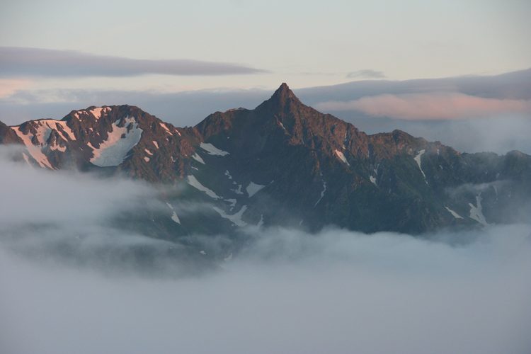 蝶ヶ岳から見た朝の槍ヶ岳の写真