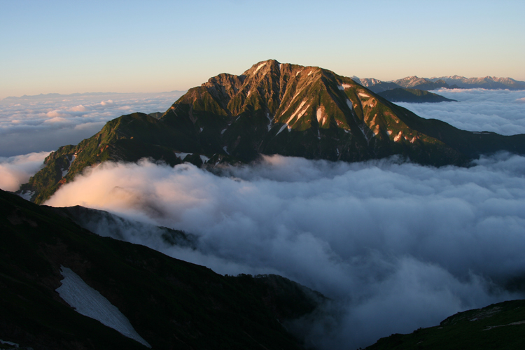 唐松岳から見た朝の五竜岳の写真