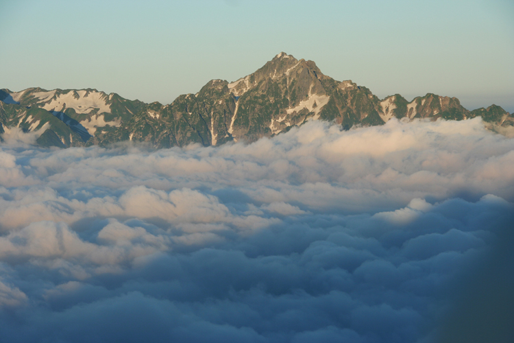 唐松岳から見た朝の剣岳の写真