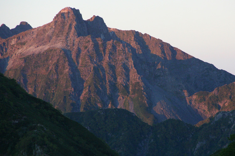 朝日に染まる北穂高岳の写真