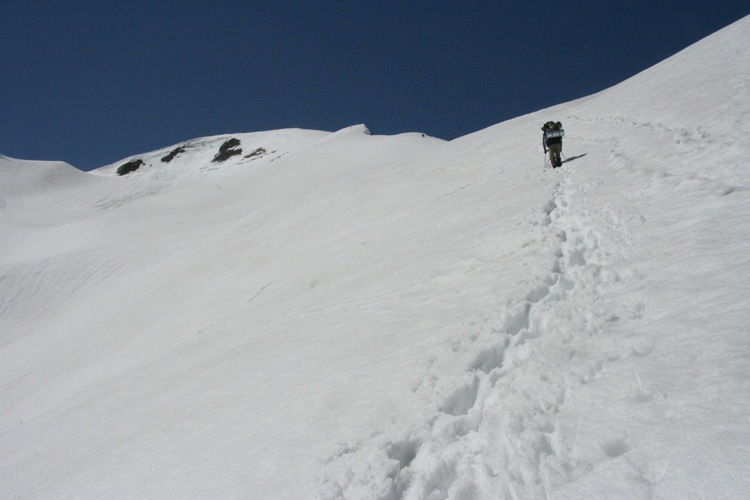 白岳に向けて登る登山者の写真